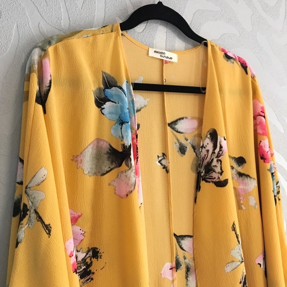 ❌SOLD❌Million Bullpup yellow floral open kimono - Picture 2 of 4
